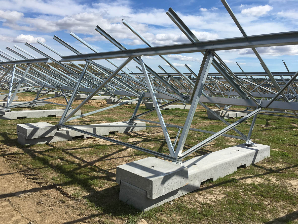 Mise en oeuvre Longrine Béton pour Centrale solaire Nimes